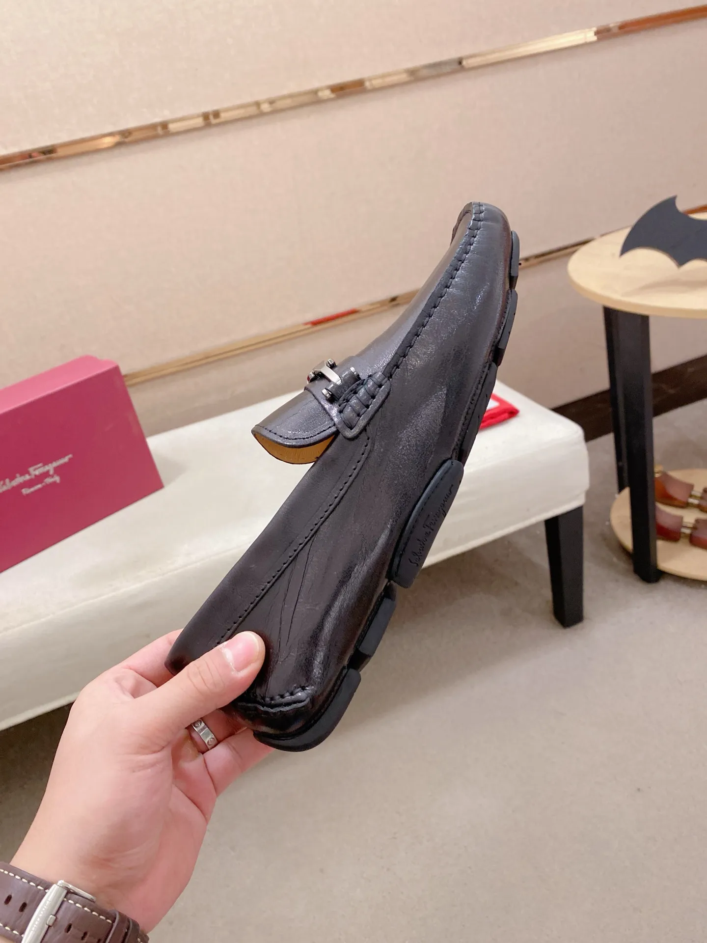 Factory price: 540💰High-end quality! Ferragamo🆕🆕Exclusive hot-selling products in stock🔥🔥New products on the shelves, high-quality Ferragamo men's pea shoes, high-end casual driving shoes, with complete packaging! 💪 💪 Material: imported first-layer cowhide 🐂 + imported high-quality water-dyed cowhide lining + wear-resistant outsole 👍🏻👍🏻 Features: high-end and comfortable, purely handmade 🚀 🚀 Create the perfect shoe that suits you best 🔥 🔥 Size: (38-44) 45 standard size can be customized!